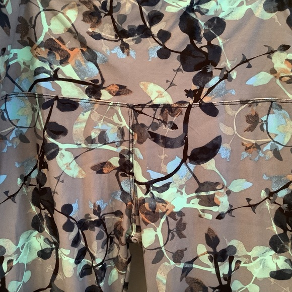 Leggings Women’s Size 12-16 Yoga Waistband Crisp Air Pattern - Picture 2 of 7